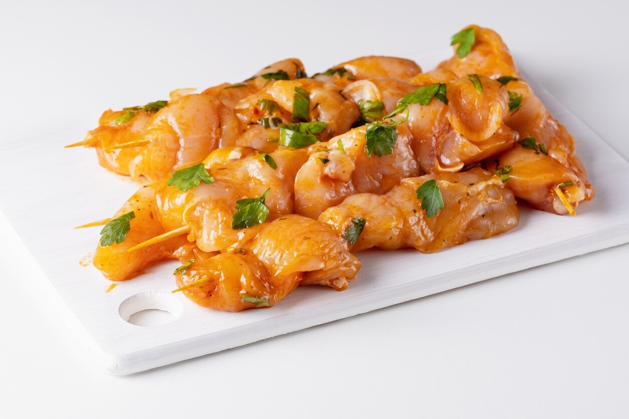 Brochettes de poulet cru en marinade
