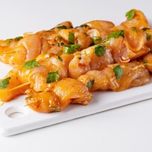 Brochettes de poulet cru en marinade